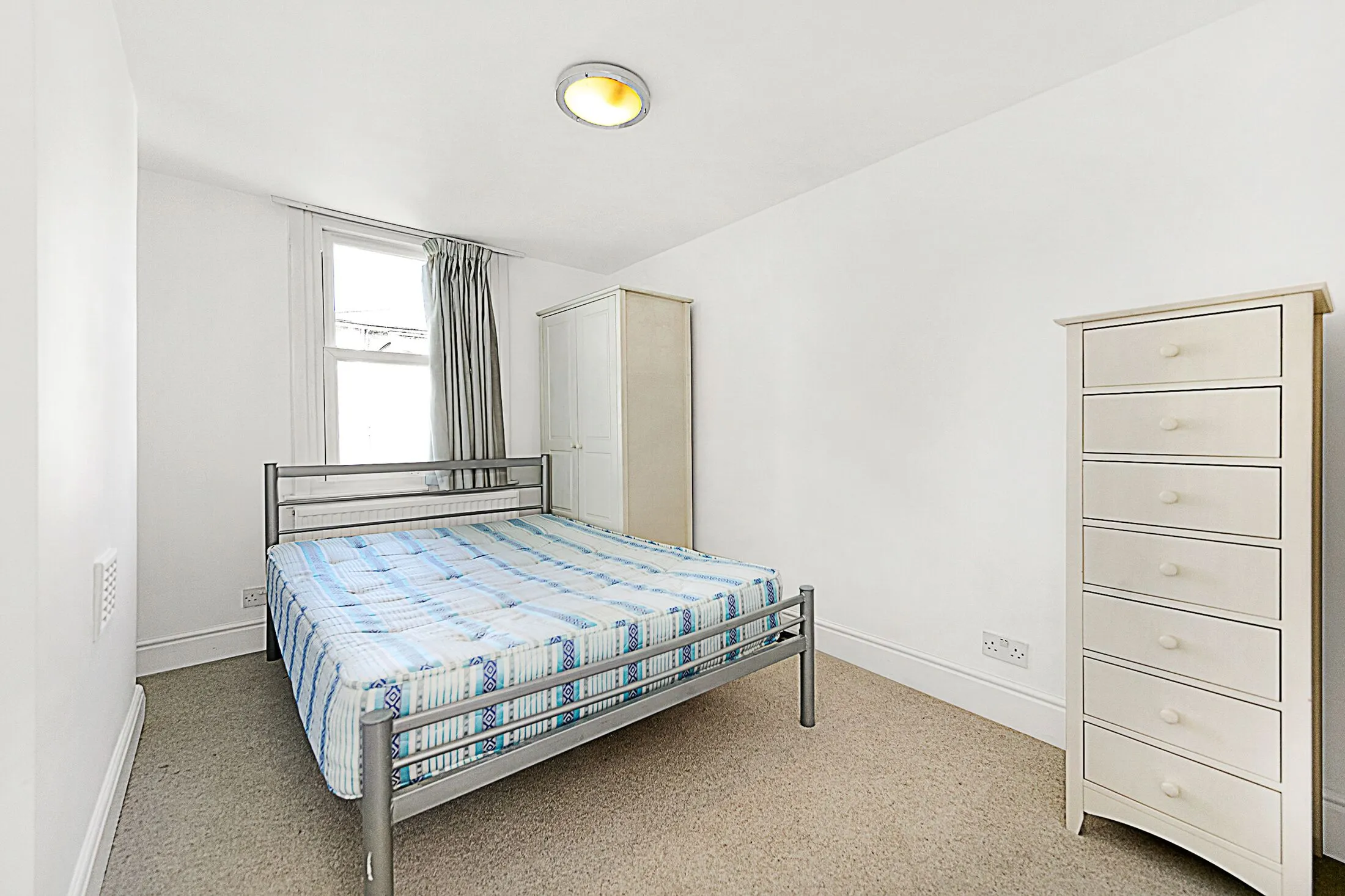 Flat Haldon Road in Greater London