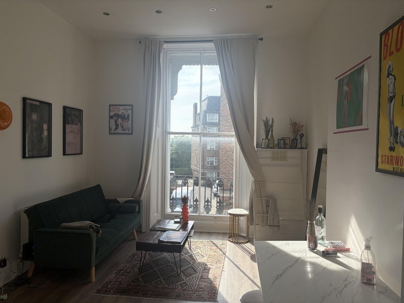 Room College Crescent in Greater London