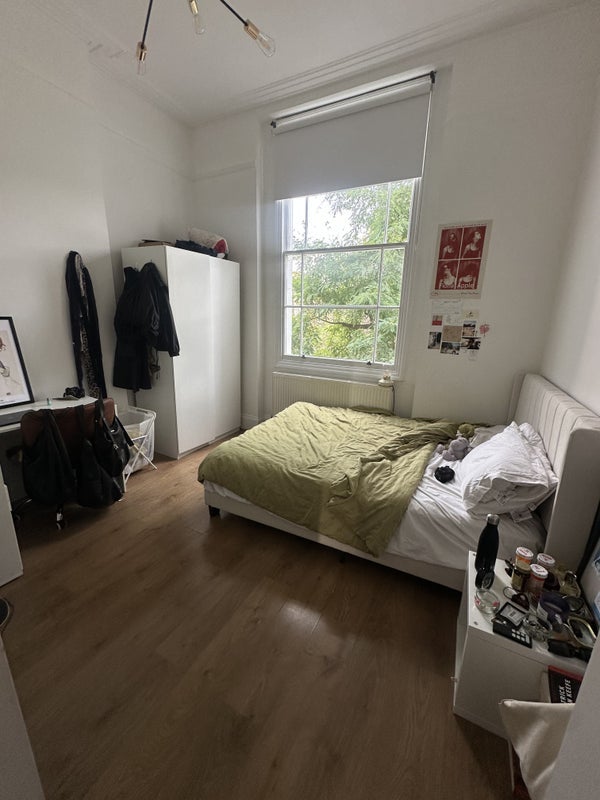 Room College Crescent in Greater London