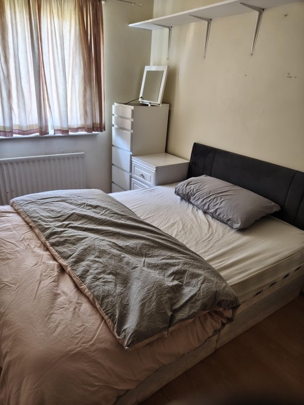 Room Evergreen Square in Greater London