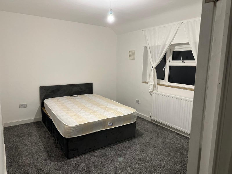 Room Elmfield Road in Greater London