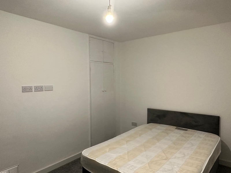 Room Elmfield Road in Greater London