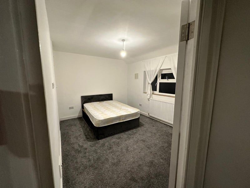 Room Elmfield Road in Greater London