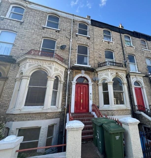 Flat Grosvenor Crescent in Scarborough