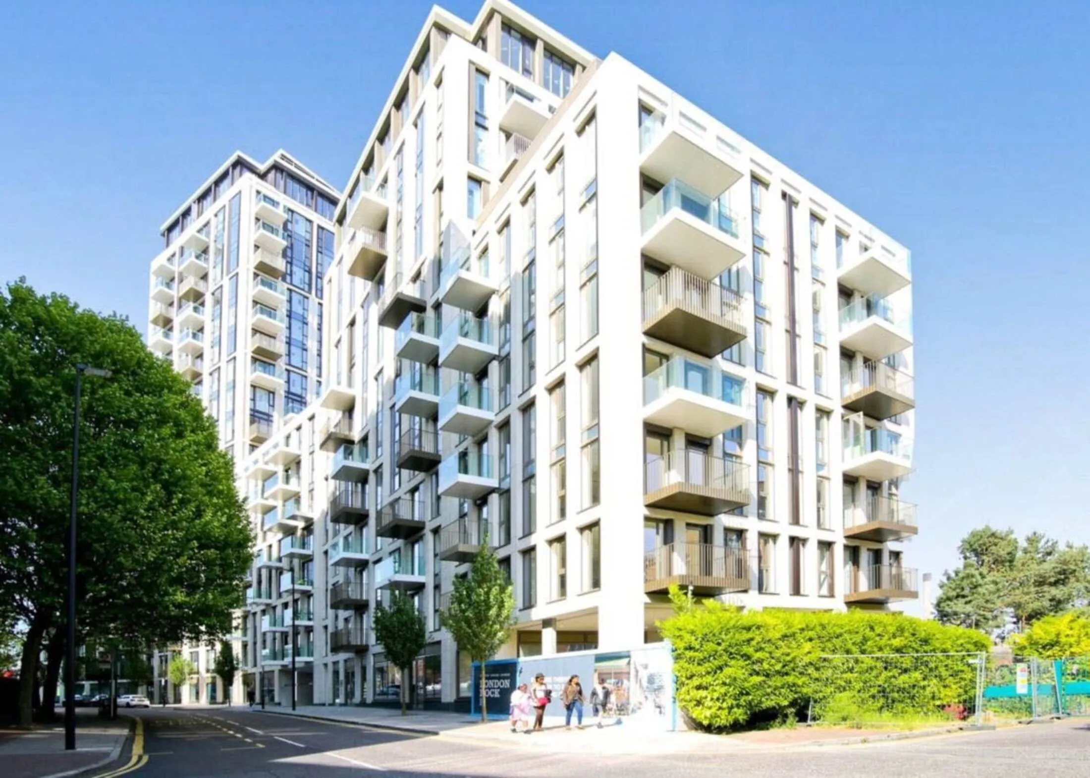 Flat Vaughan Way in Greater London