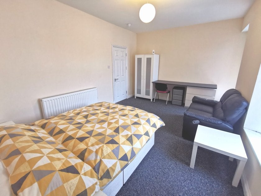 Flat Henrietta Street in Swansea