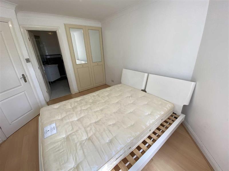 Flat Winnipeg Quay in Salford