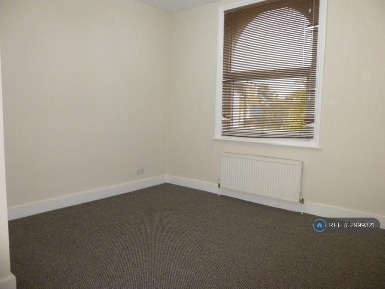 Flat Clifton Road in Greater London