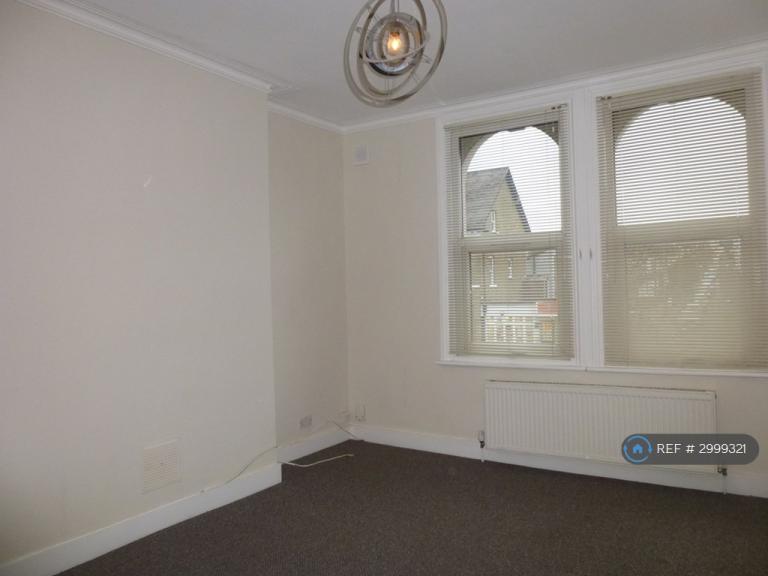Flat Clifton Road in Greater London