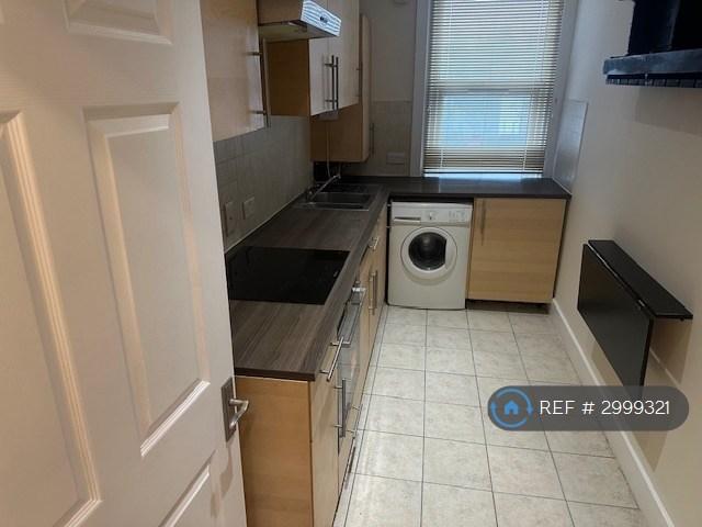Flat Clifton Road in Greater London