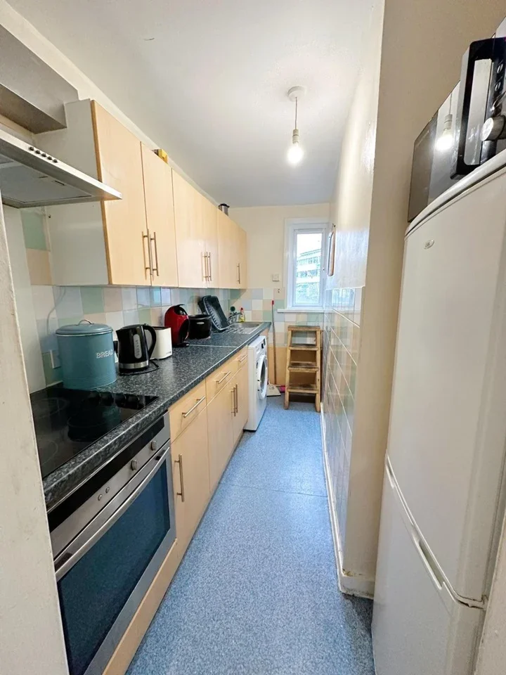 Room Plough Way in Greater London