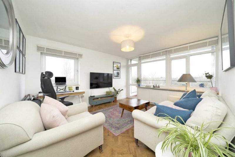Flat Fitzhugh Grove in Greater London