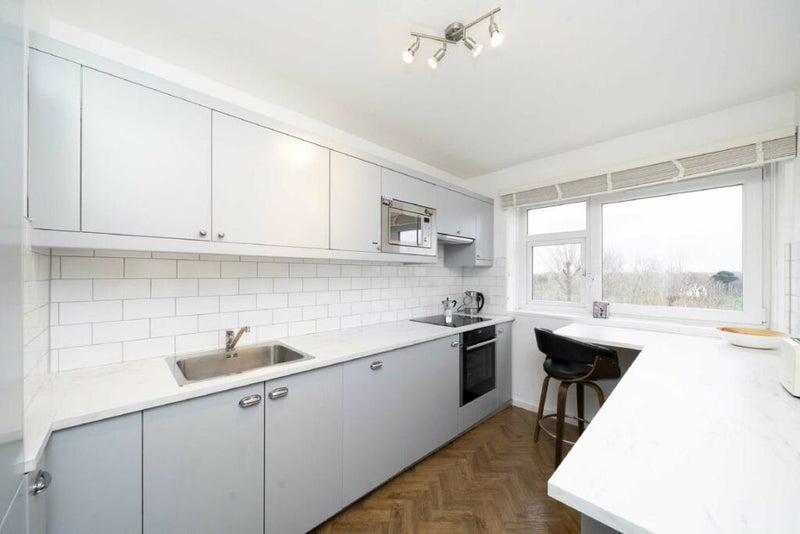 Flat Fitzhugh Grove in Greater London