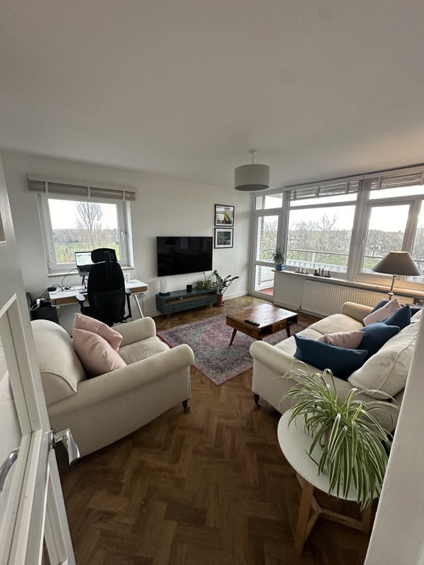 Flat Fitzhugh Grove in Greater London