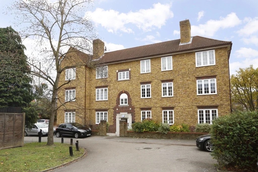 Flat Old York Road in Greater London