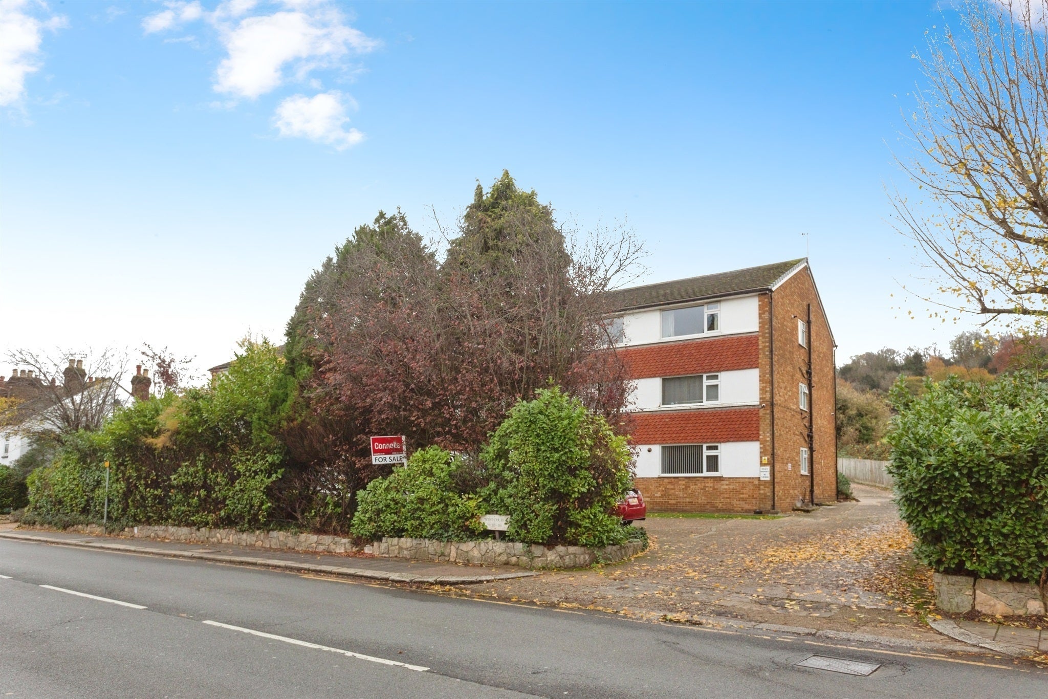 Flat West Court in Greater London