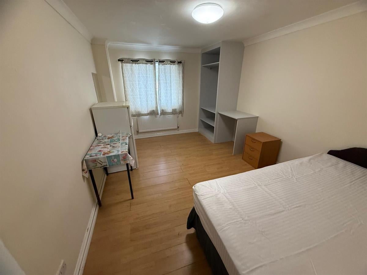 Room East Avenue in Greater London