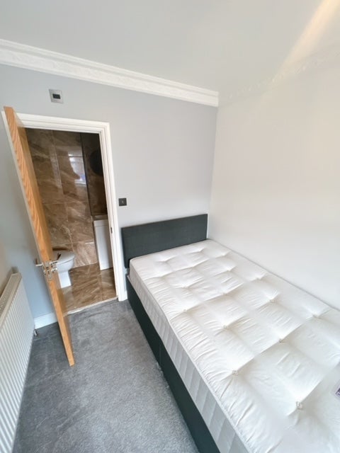 Room Roxborough Avenue in Greater London