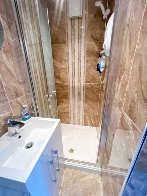 Room Roxborough Avenue in Greater London