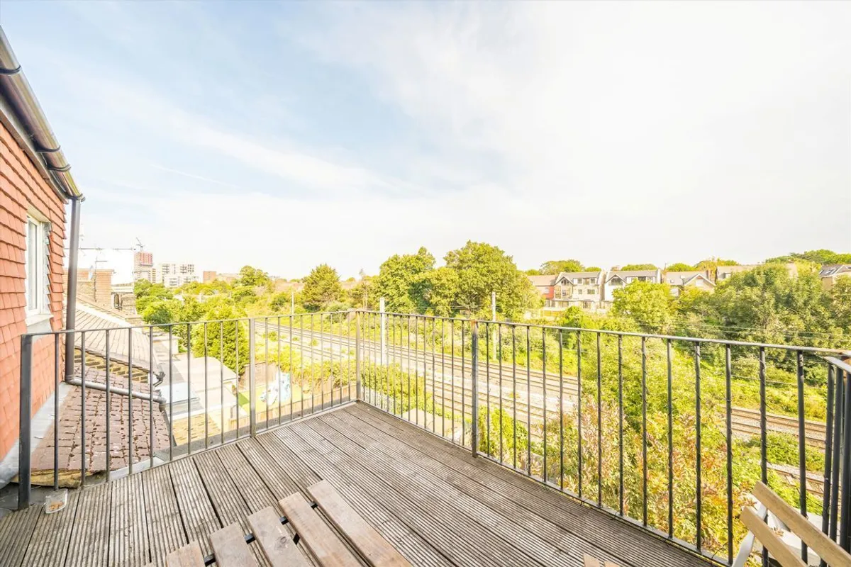 Flat Craven Avenue in Greater London