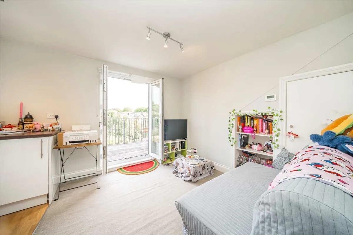 Flat Craven Avenue in Greater London