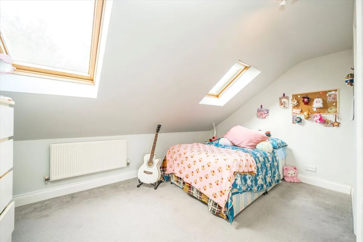 Flat Craven Avenue in Greater London