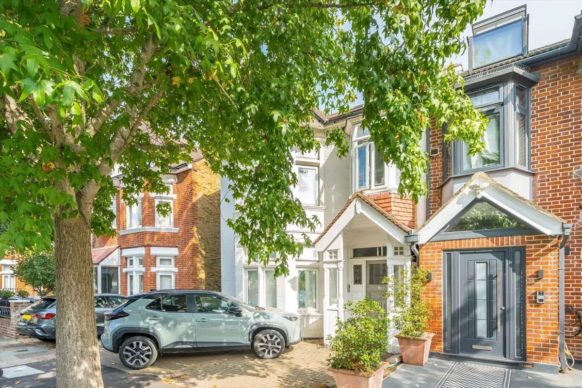 Flat Craven Avenue in Greater London