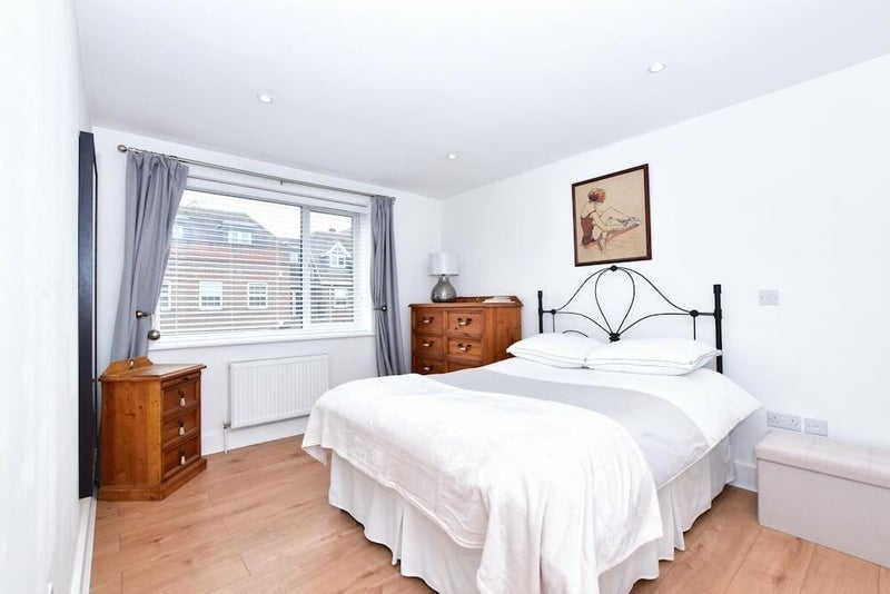 Room Beaconsfield Road in Farnham Royal