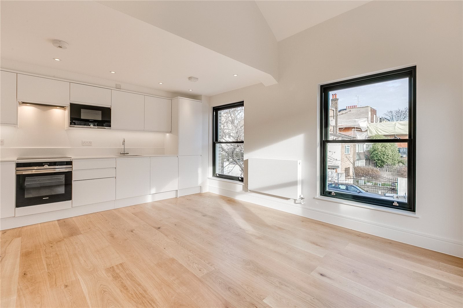 Flat Findon Road in Greater London