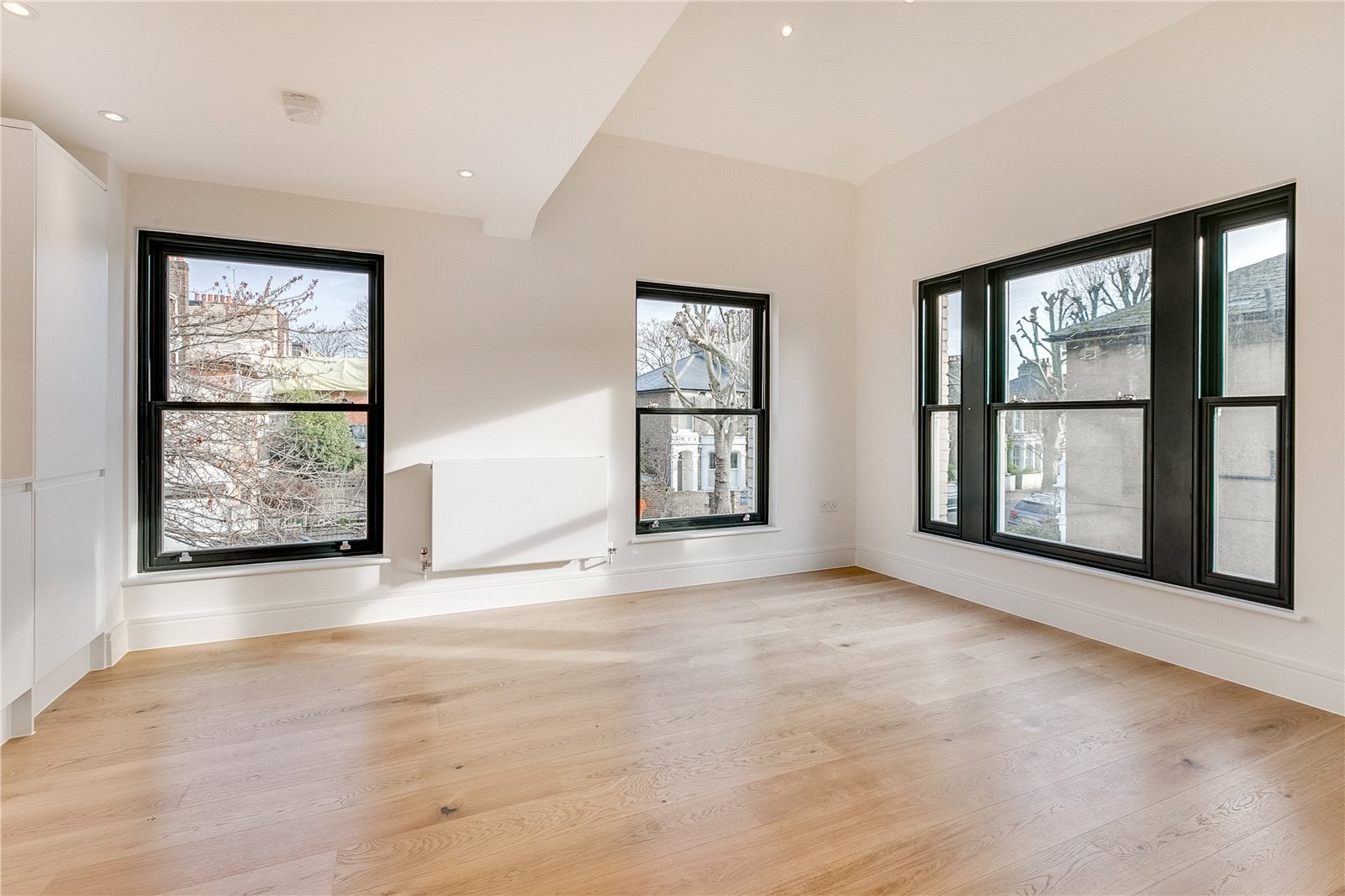 Flat Findon Road in Greater London