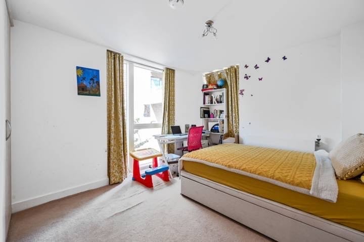 Room Fergus Street in Greater London