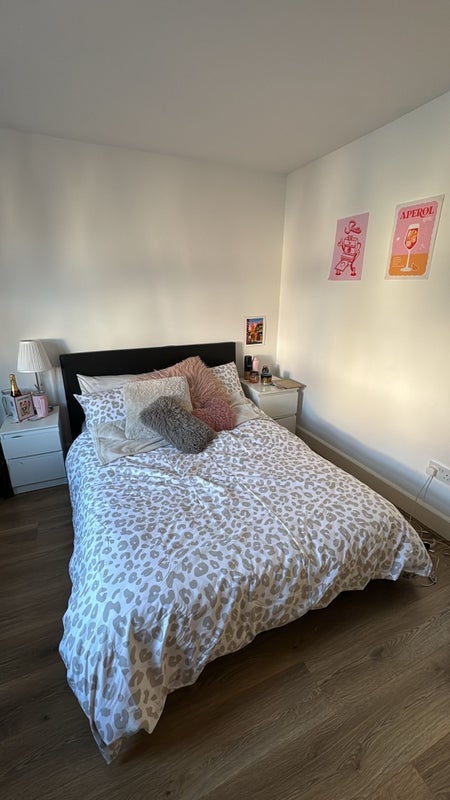Room Valnay Street in Greater London