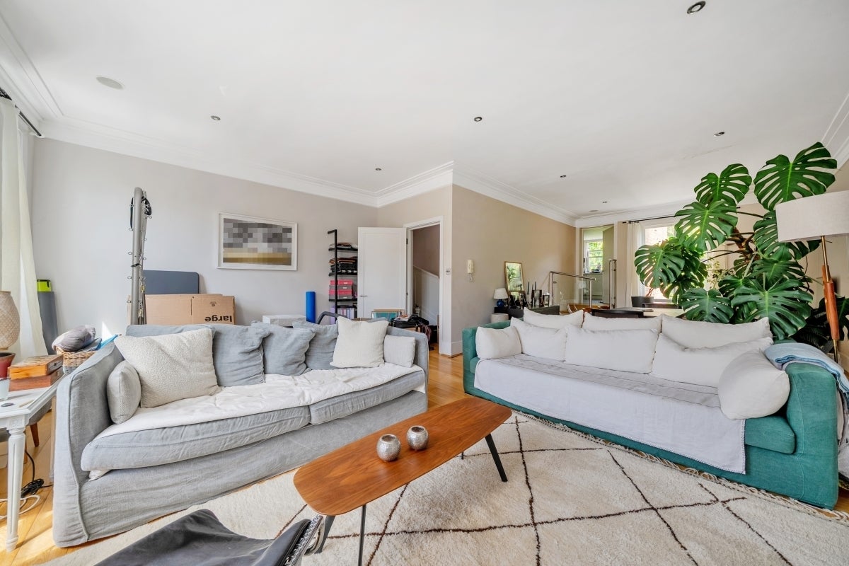 Flat Eardley Crescent in Greater London