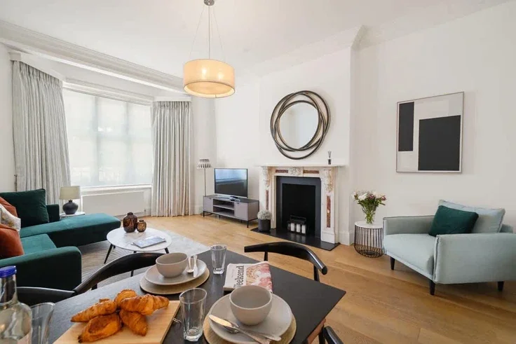 Flat Hornton Street in Greater London