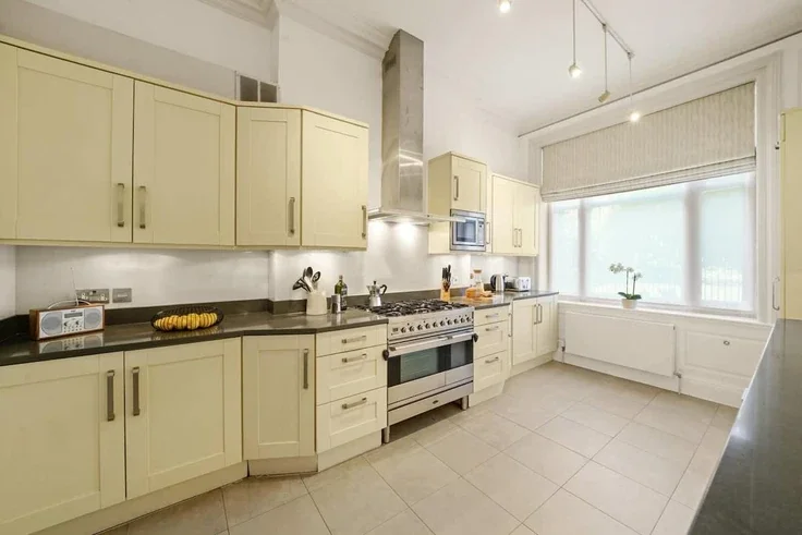 Flat Hornton Street in Greater London