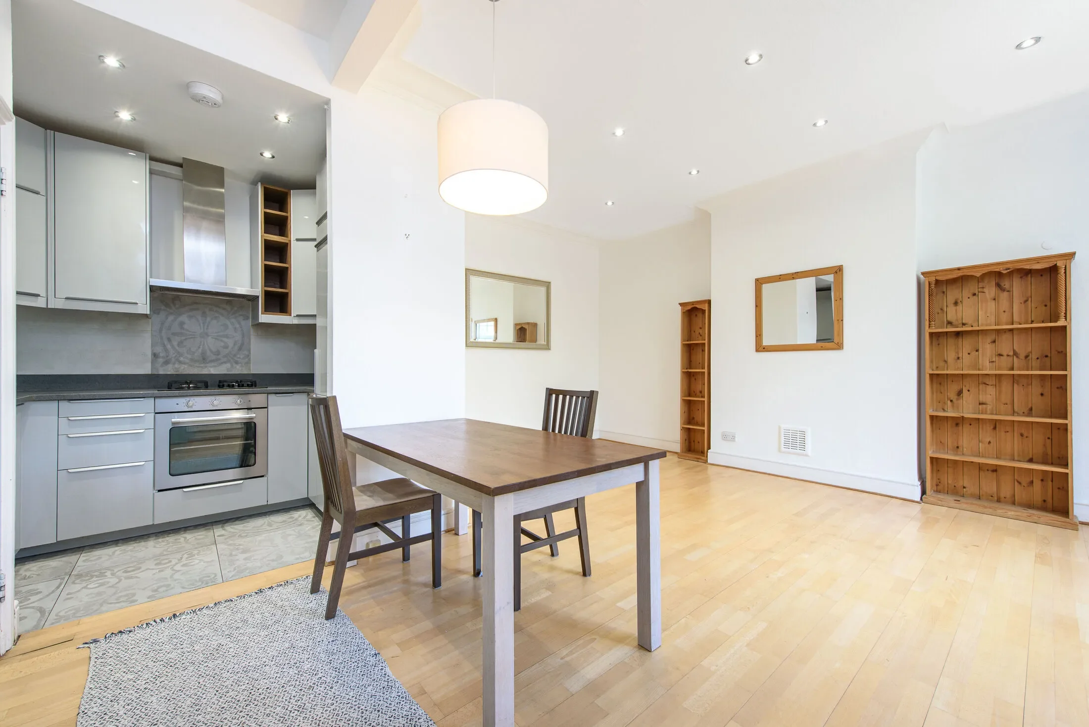 Flat Hollycroft Avenue in Greater London