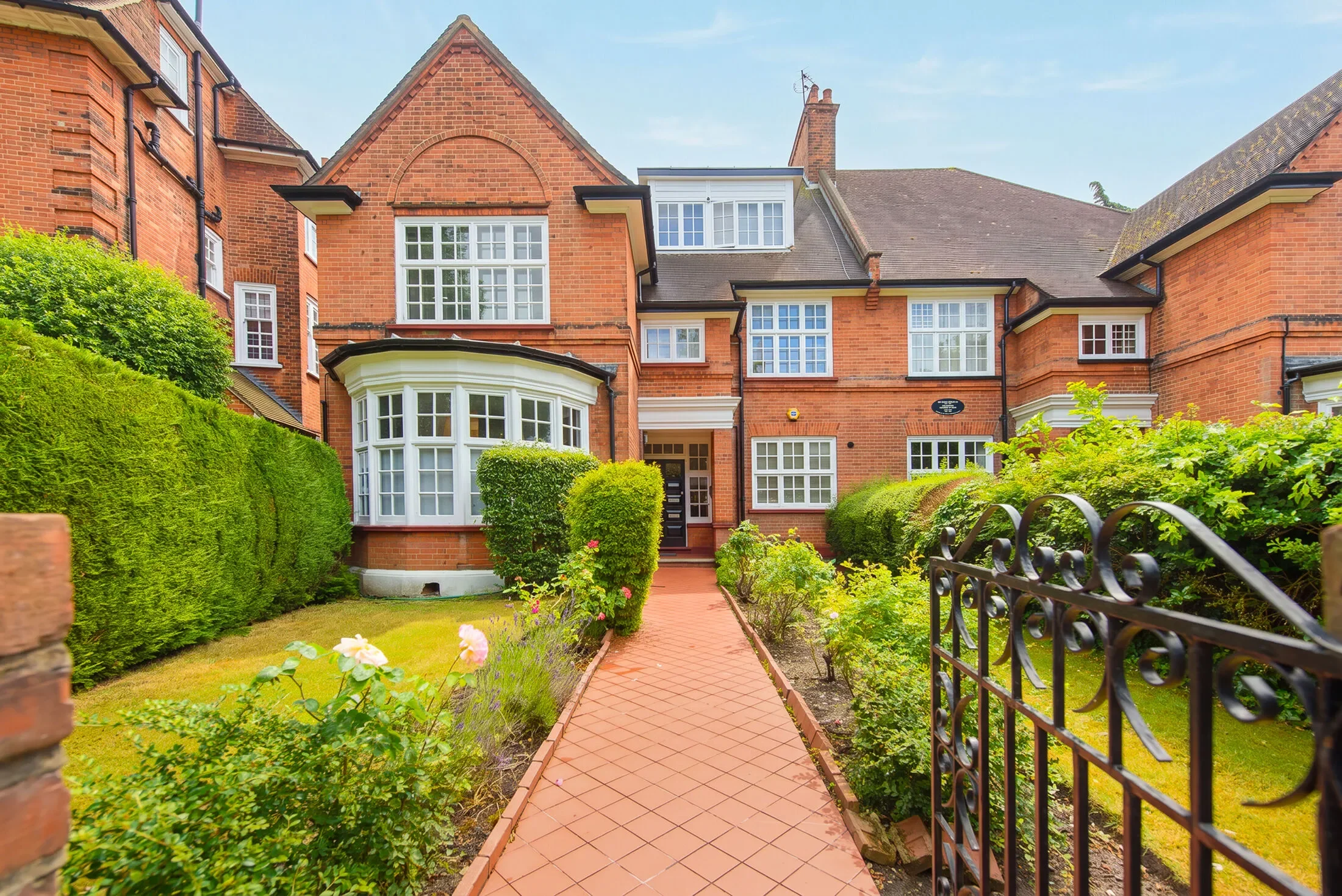 Flat Hollycroft Avenue in Greater London