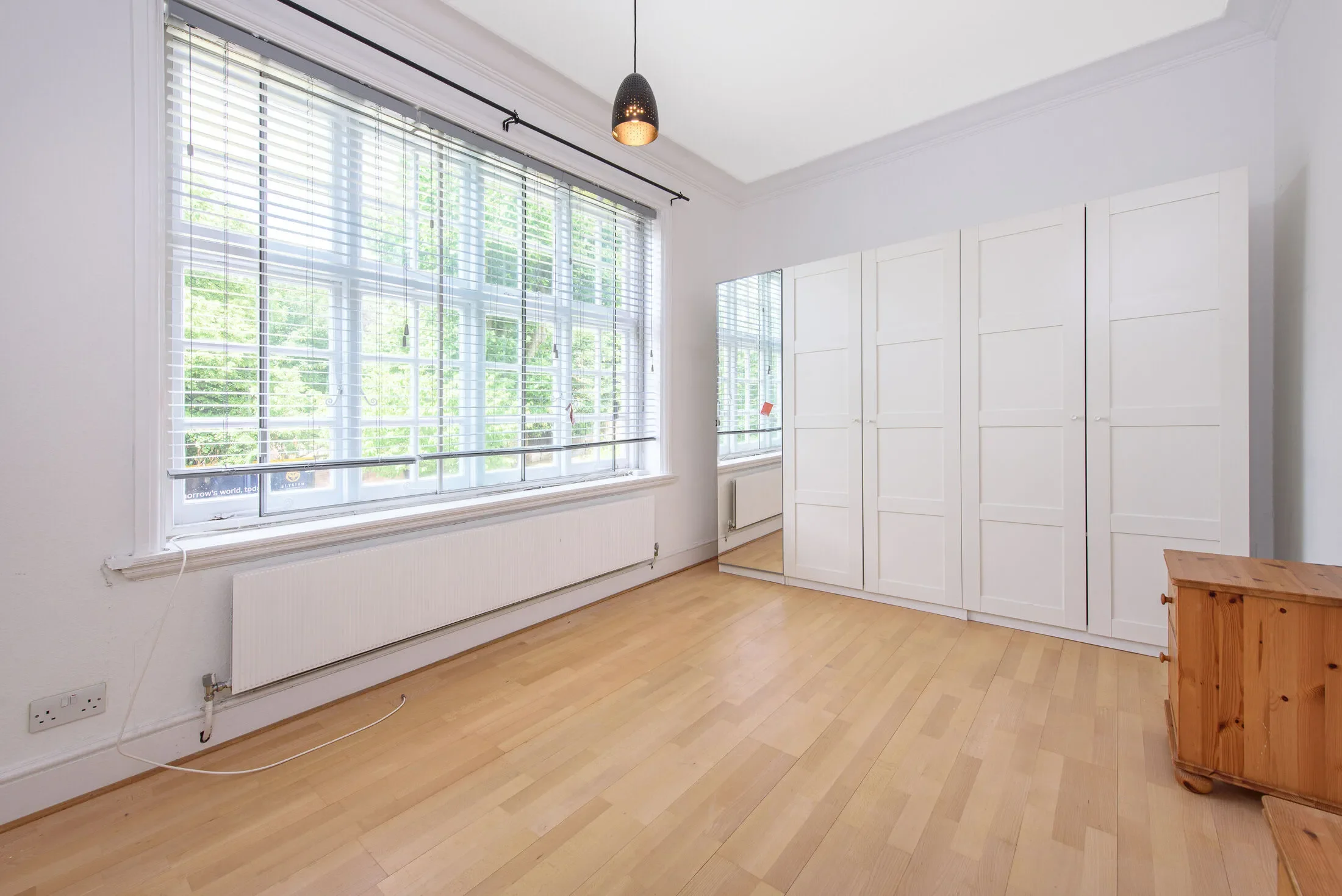Flat Hollycroft Avenue in Greater London