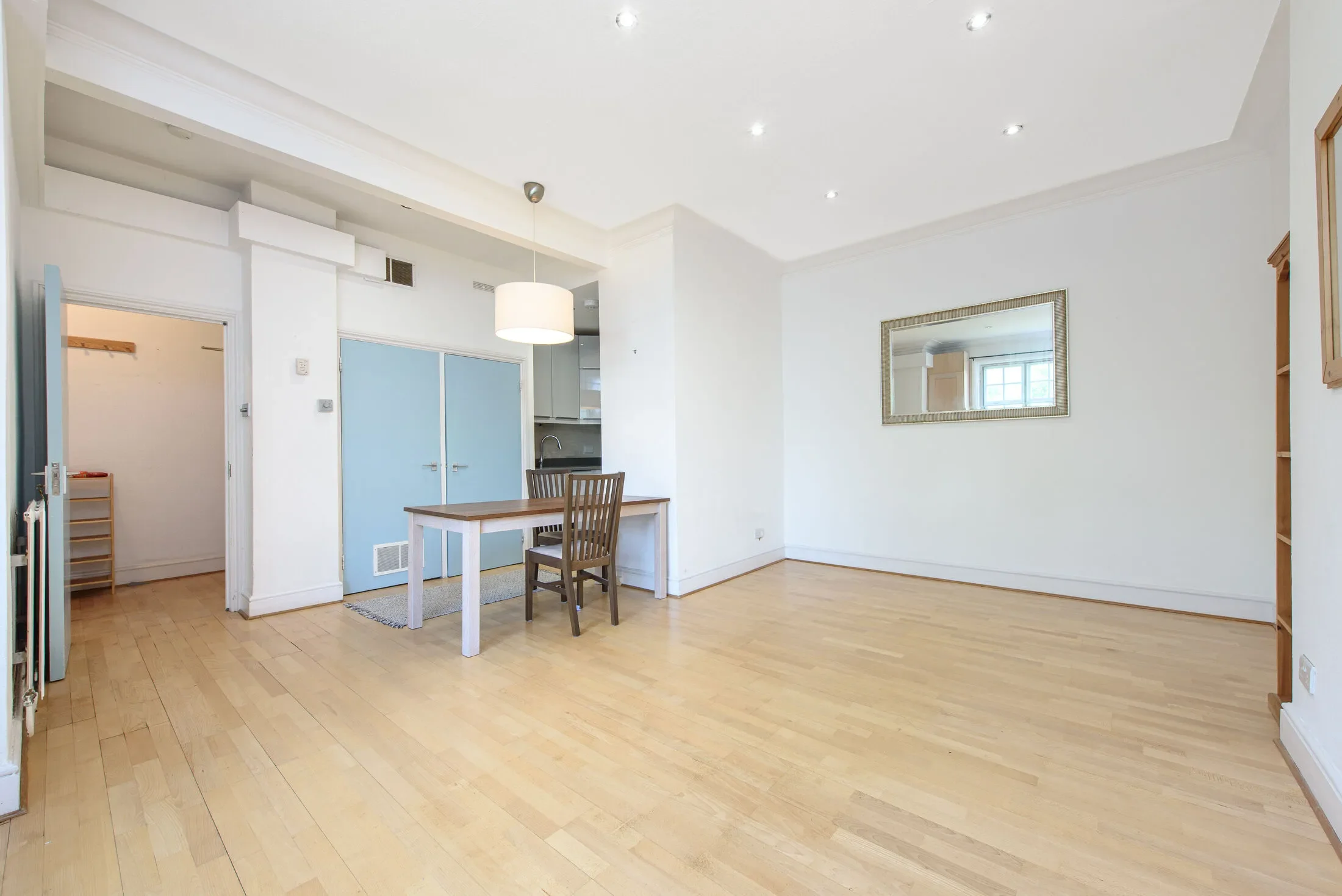 Flat Hollycroft Avenue in Greater London