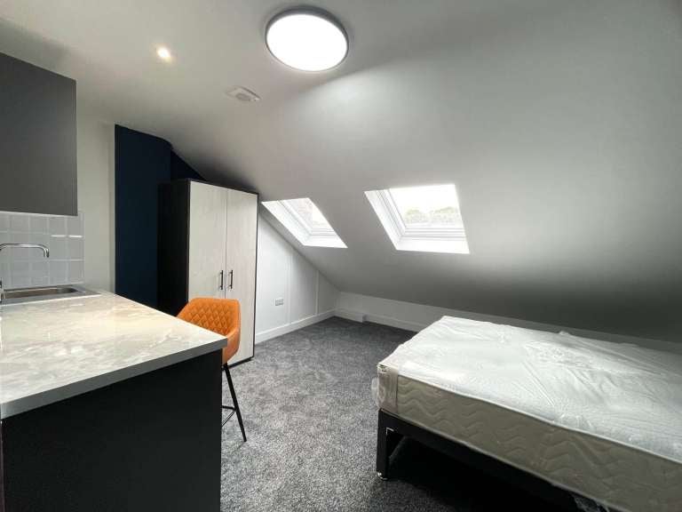 Room Clarendon Road in Luton