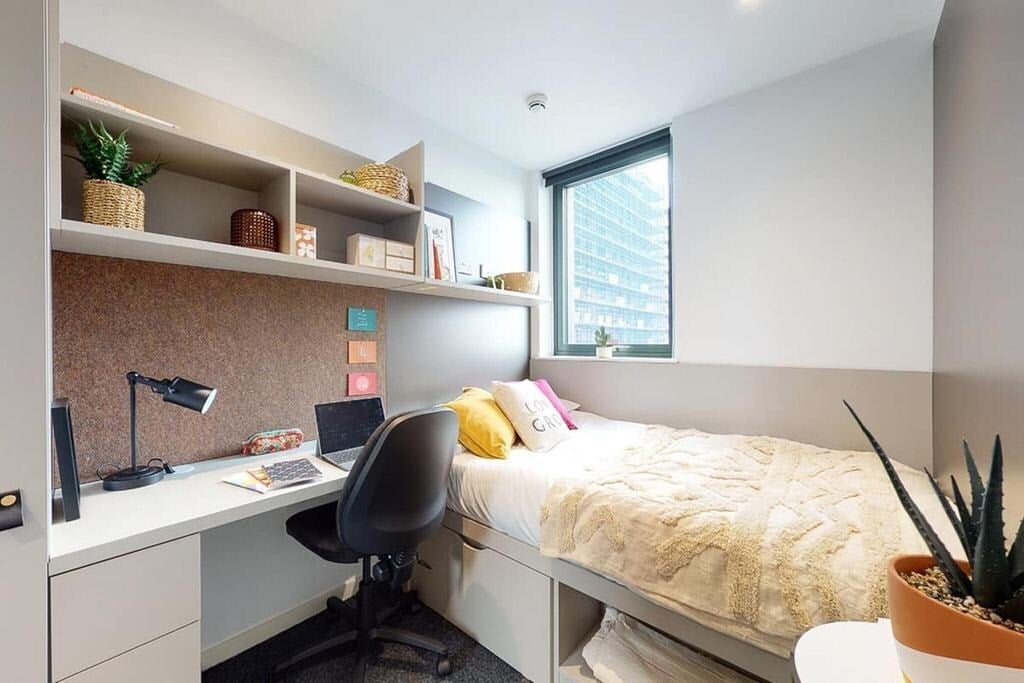 Room Victoria Road in Greater London