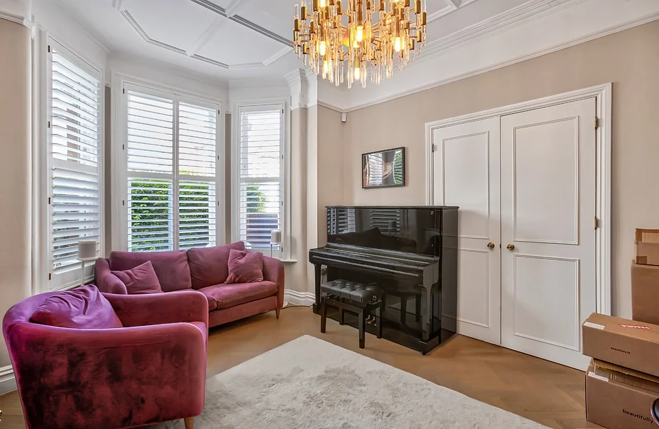 House Gunnersbury Lane in Greater London