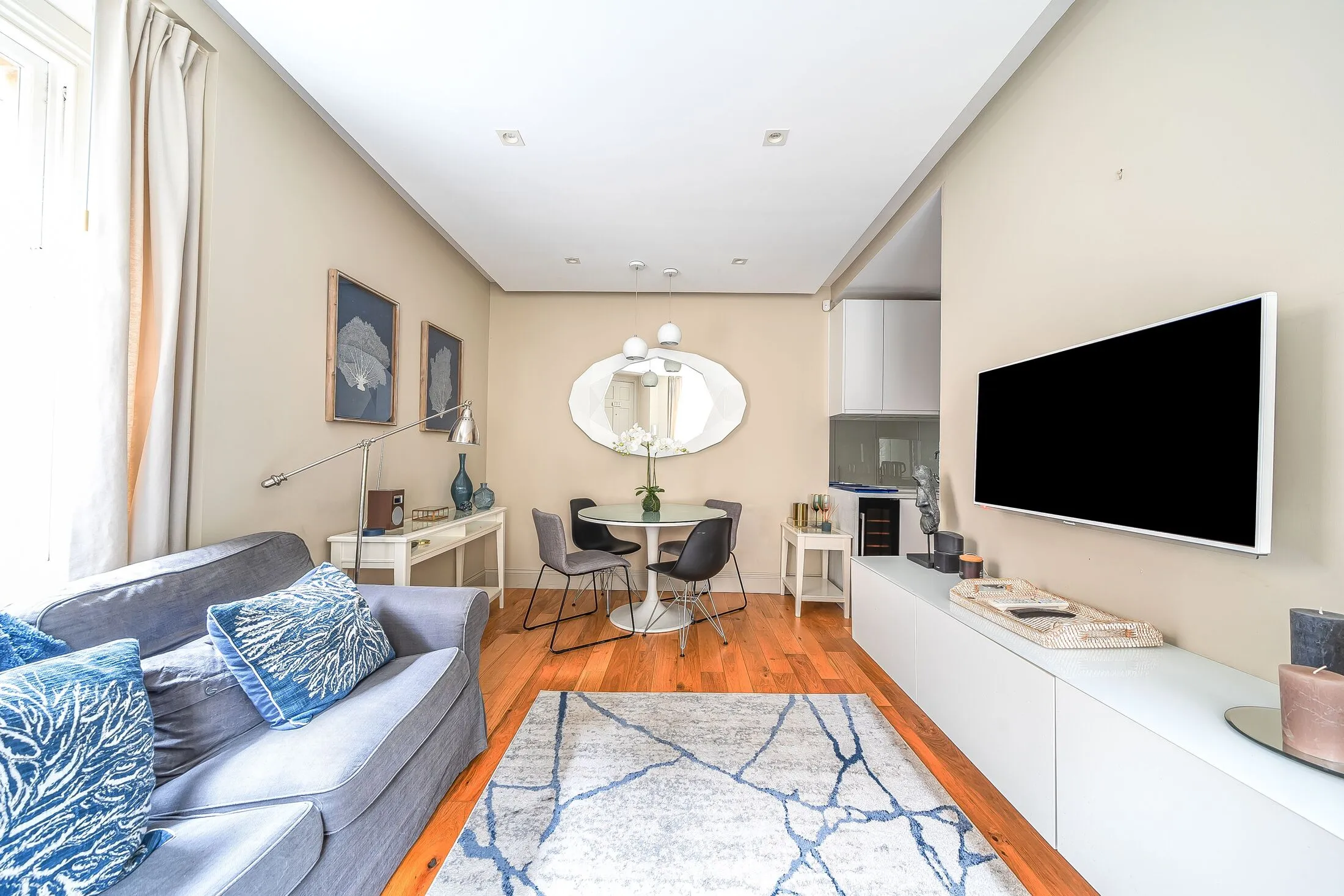Flat Harley Gardens in Greater London