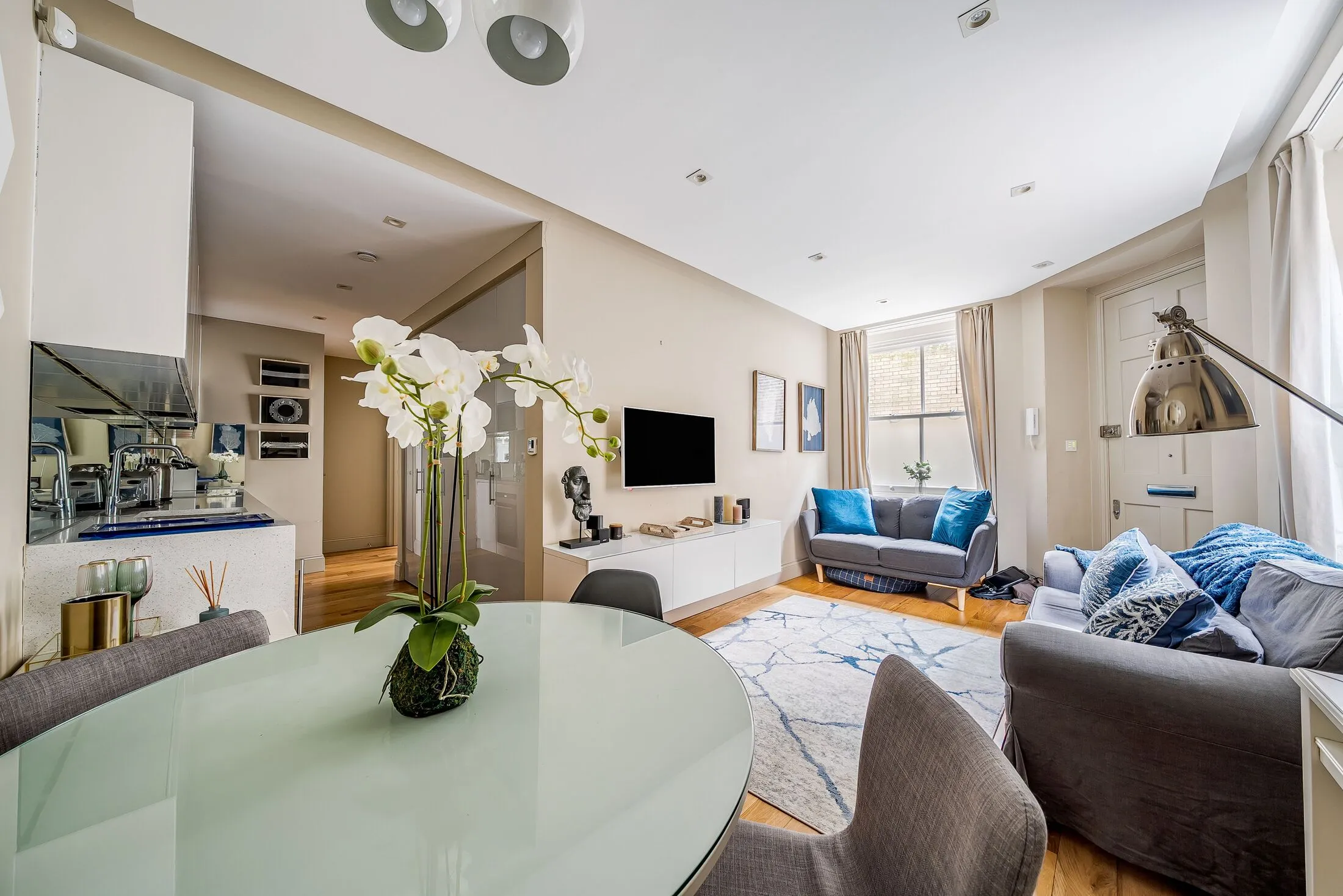 Flat Harley Gardens in Greater London