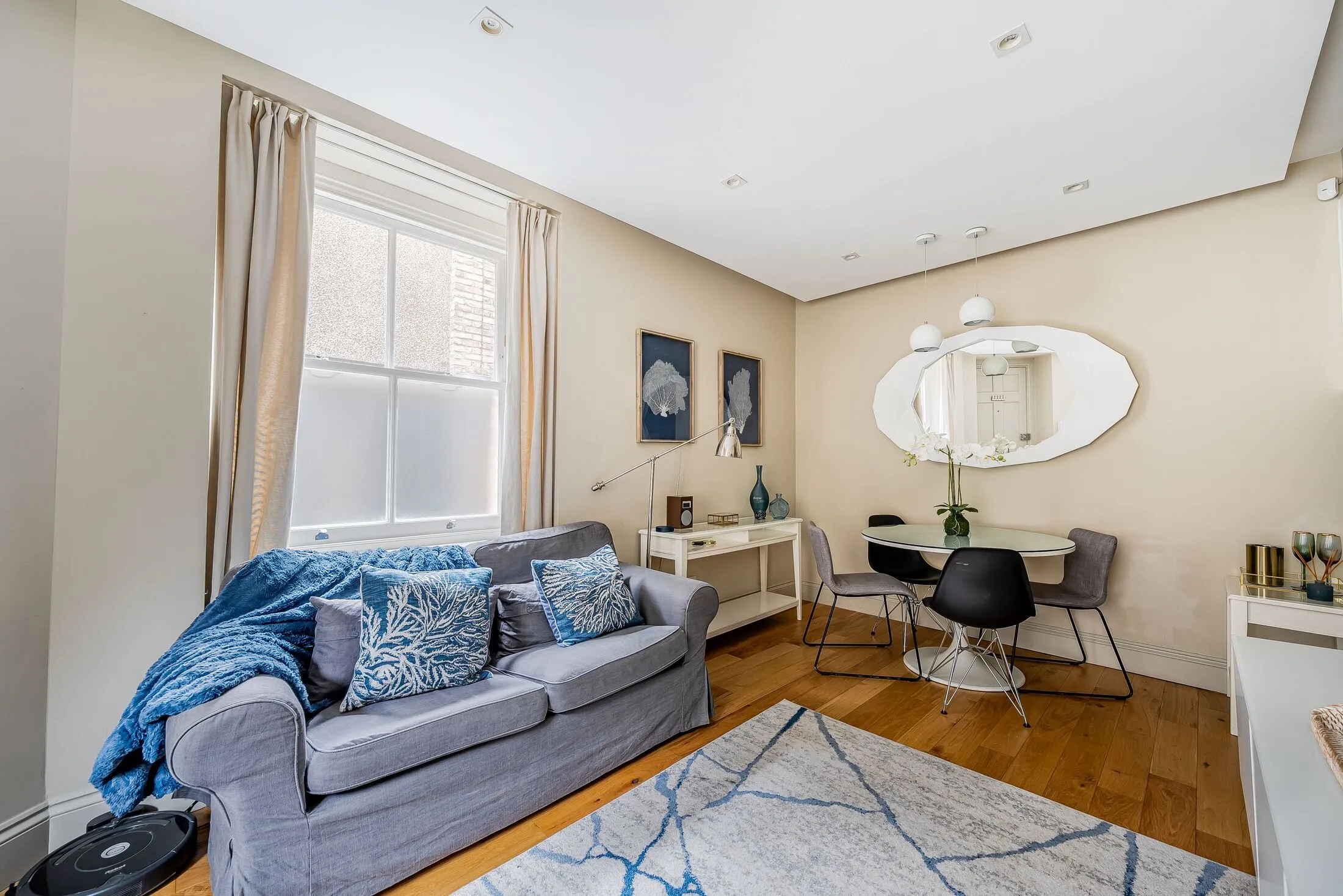 Flat Harley Gardens in Greater London