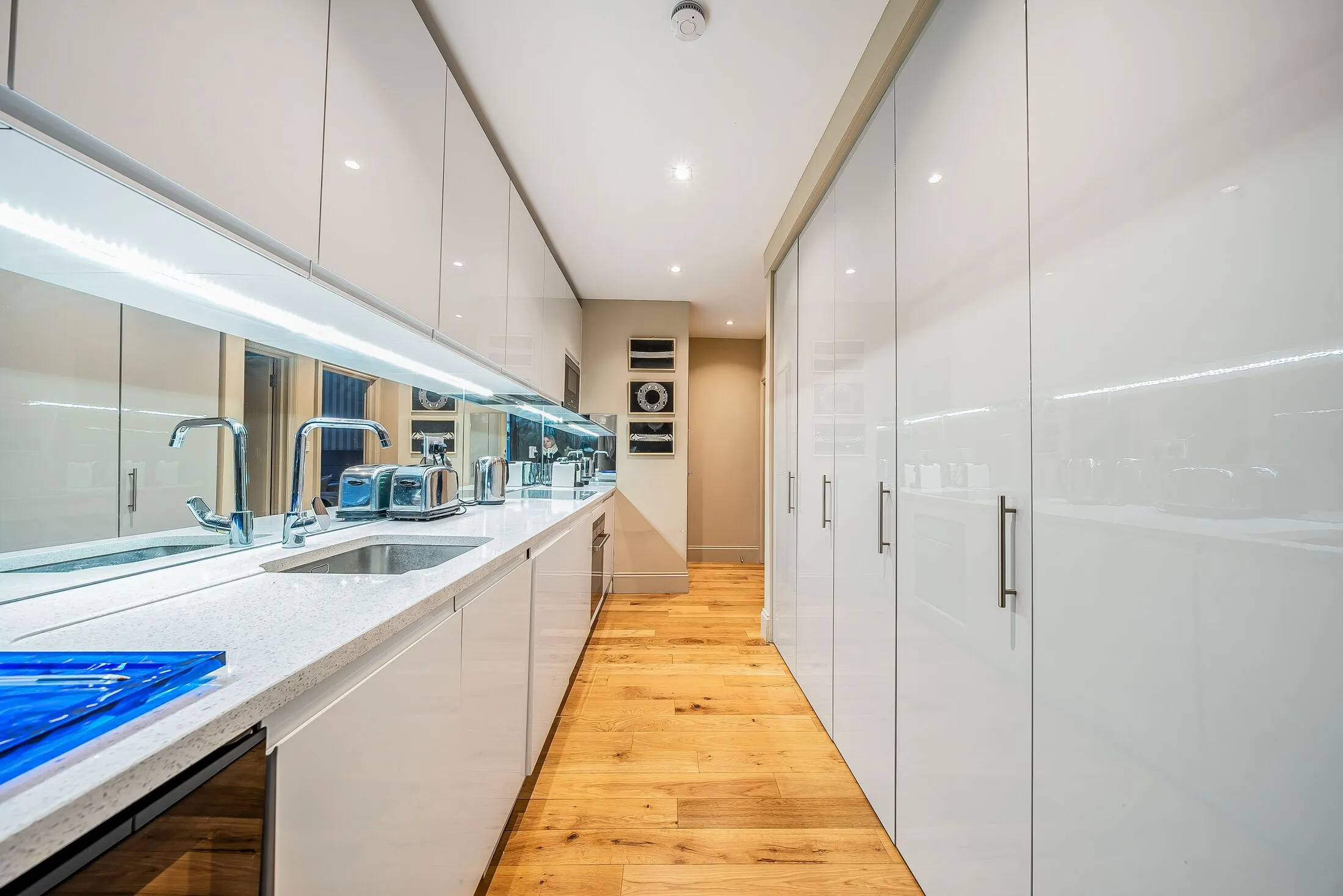 Flat Harley Gardens in Greater London