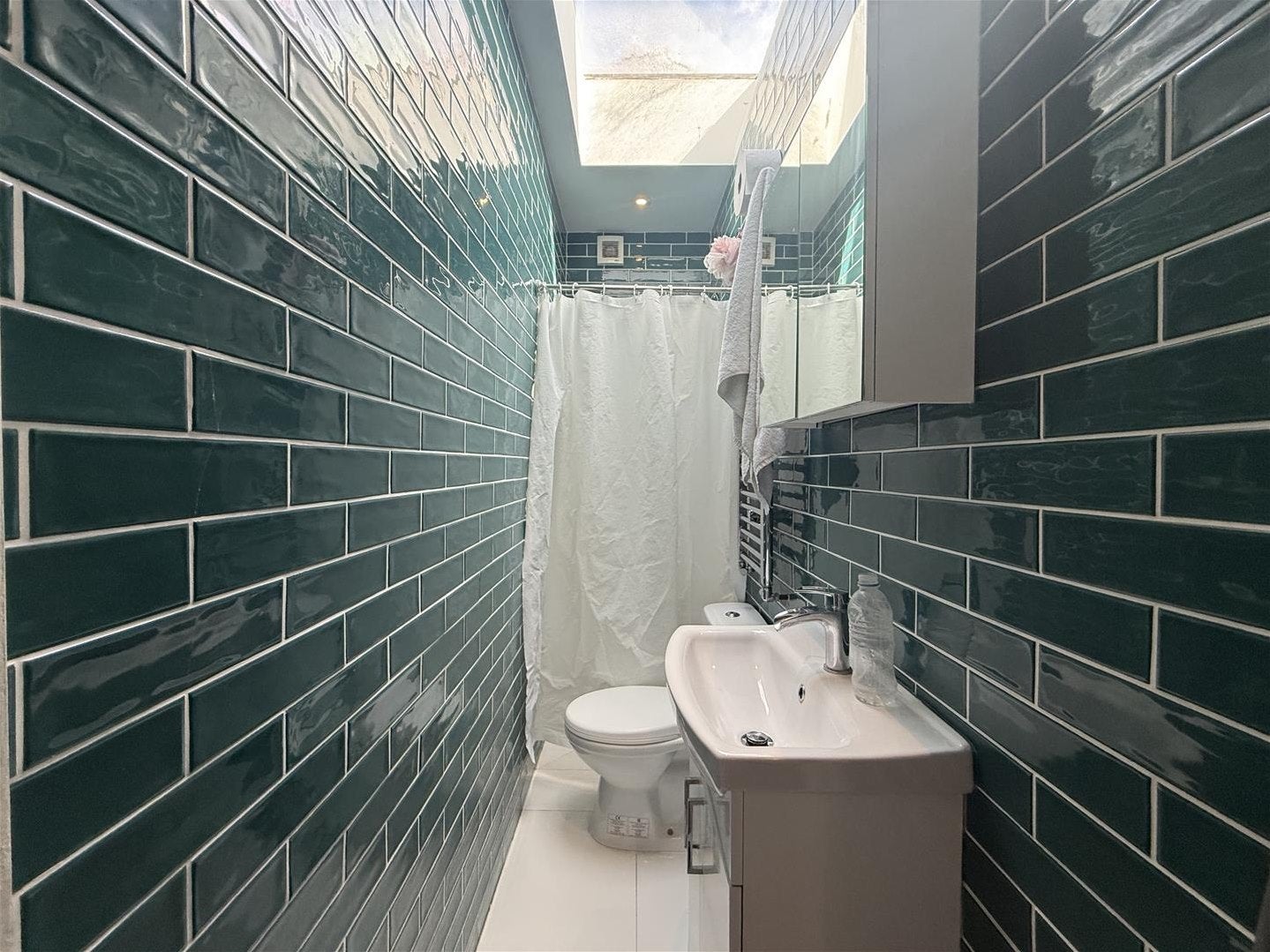 Room Elm Way in Greater London