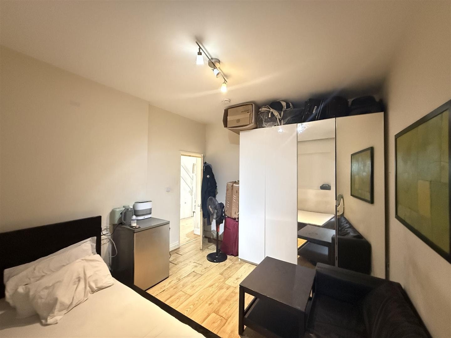 Room Elm Way in Greater London