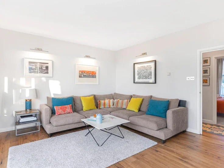 Flat Bermondsey Street in Greater London