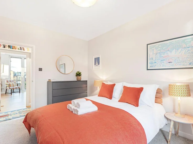 Flat Bermondsey Street in Greater London